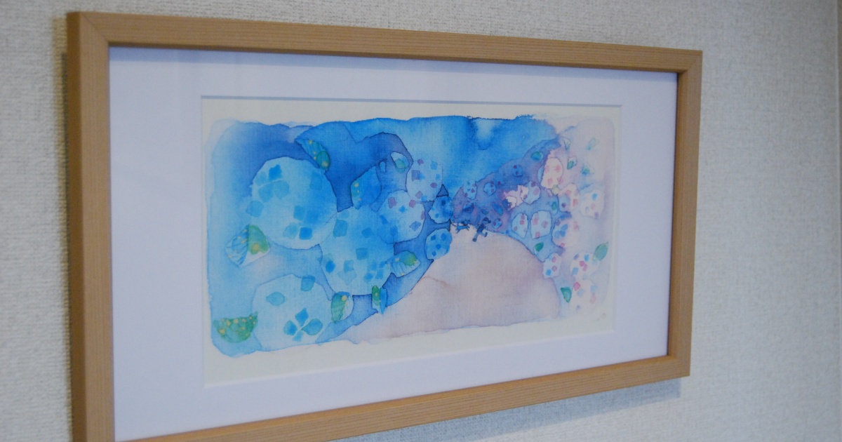 水彩画の中に宿るストーリーを見る。大蔵和華子イラスト展「いろどり」を取材